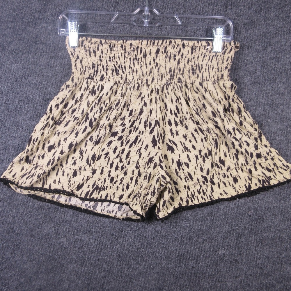Three Dot Shorts Womens Medium Beige Spotted Crepe 3.5" Inseam Ruffle Hem‎